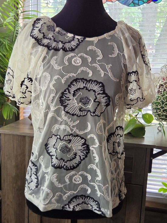 Laundry By Shelli Segal Tops - Laundry By Shelli Segal Cream Lace Top with Black Floral Embroidery Puff Sleeves